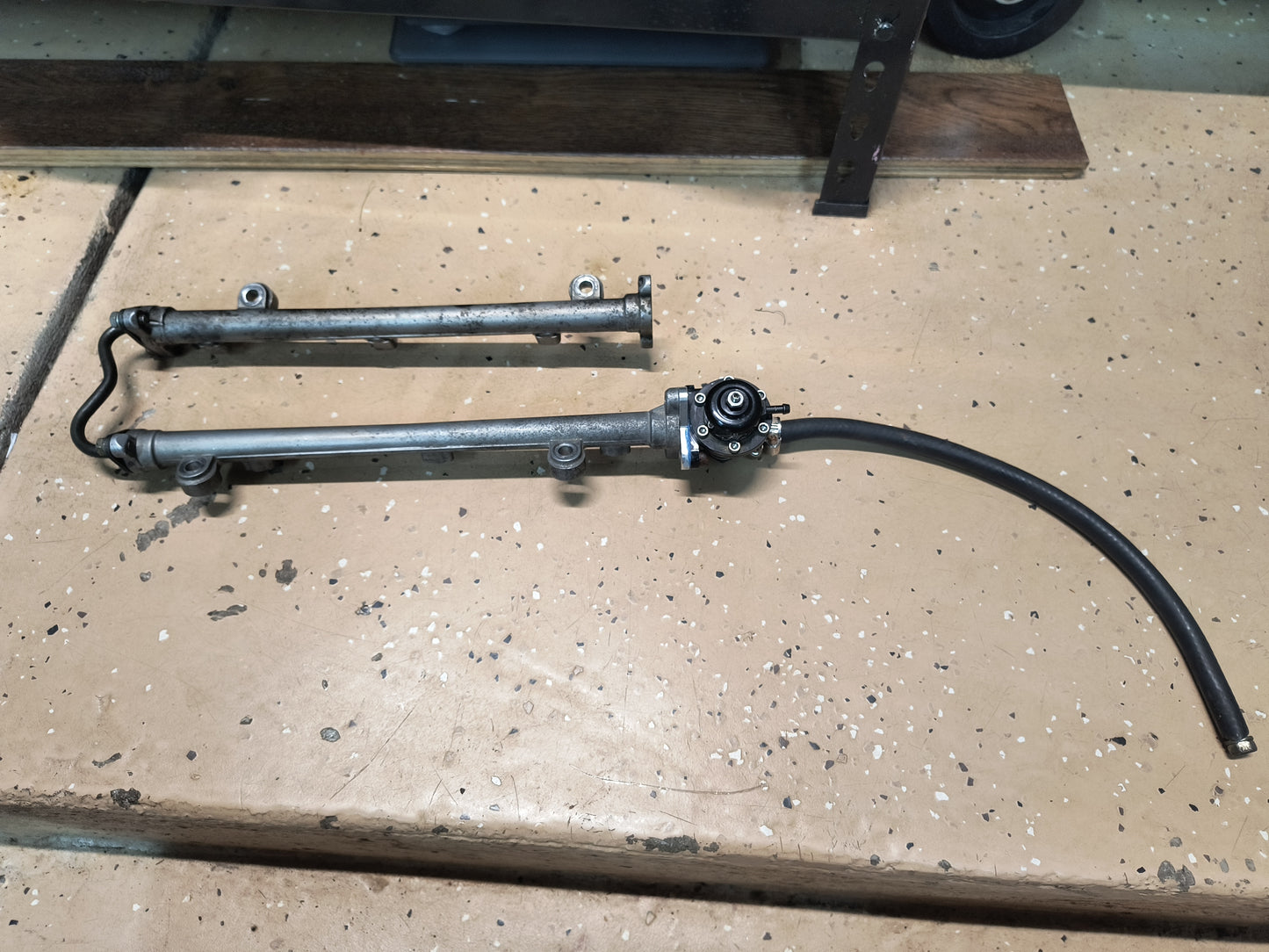 3000GT VR4/ Dodge Stealth TT Fuel Rail with AEM Fuel Pressure Regulator
