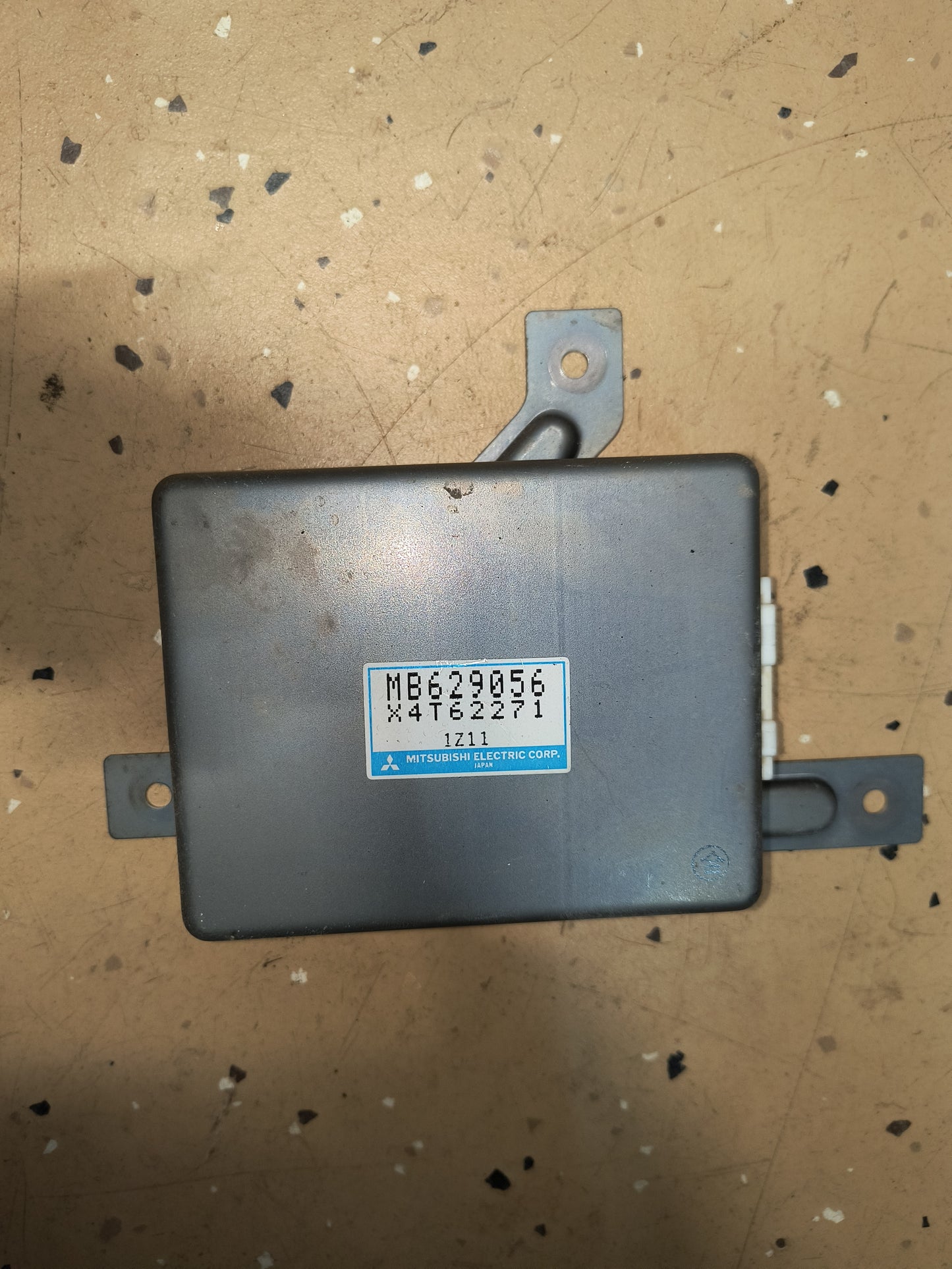 MB629056 Electric Suspension Control Module 3S PARTOUTS
